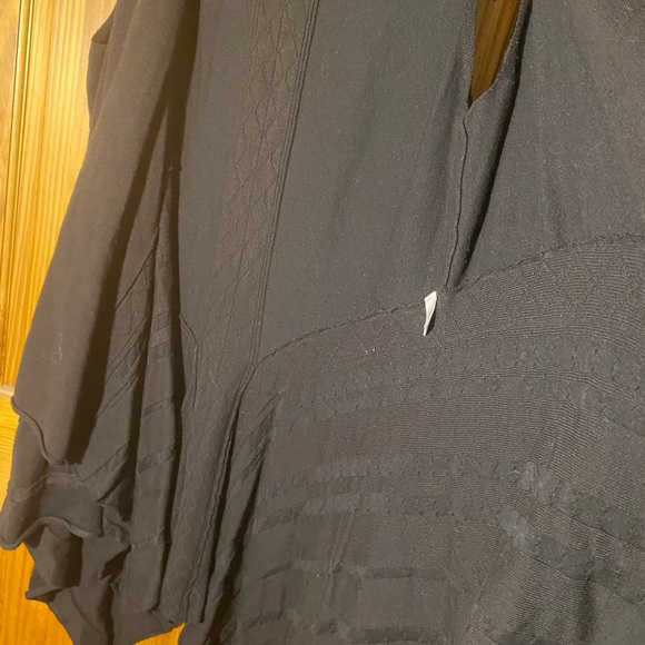 Black Sleeveless Sweater Shawl - Picture 5 of 6